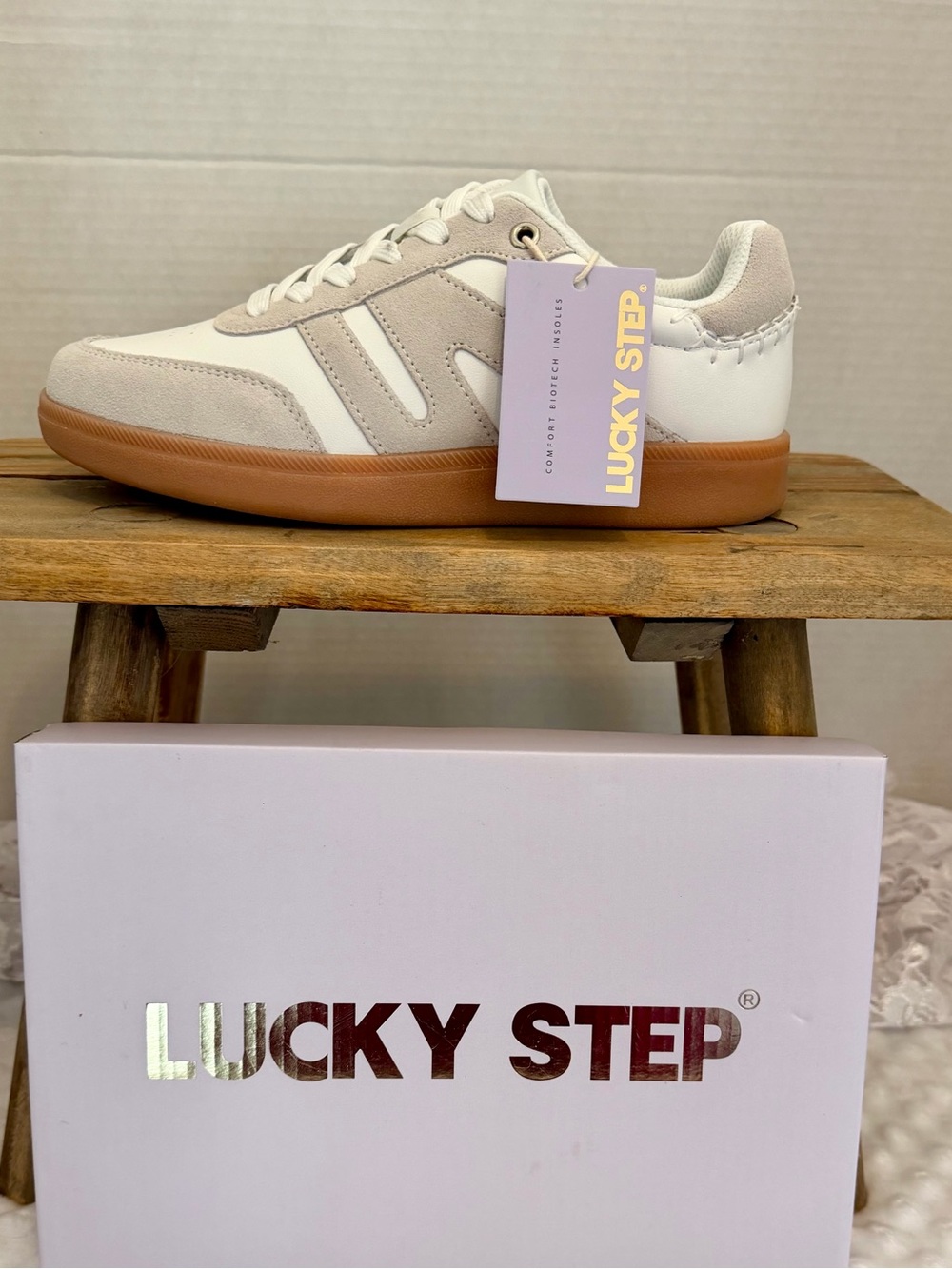 Lucky Step Women's Sneakers Retro Gum sole. Cream & Tan Low-Top, 6 1/2 medium